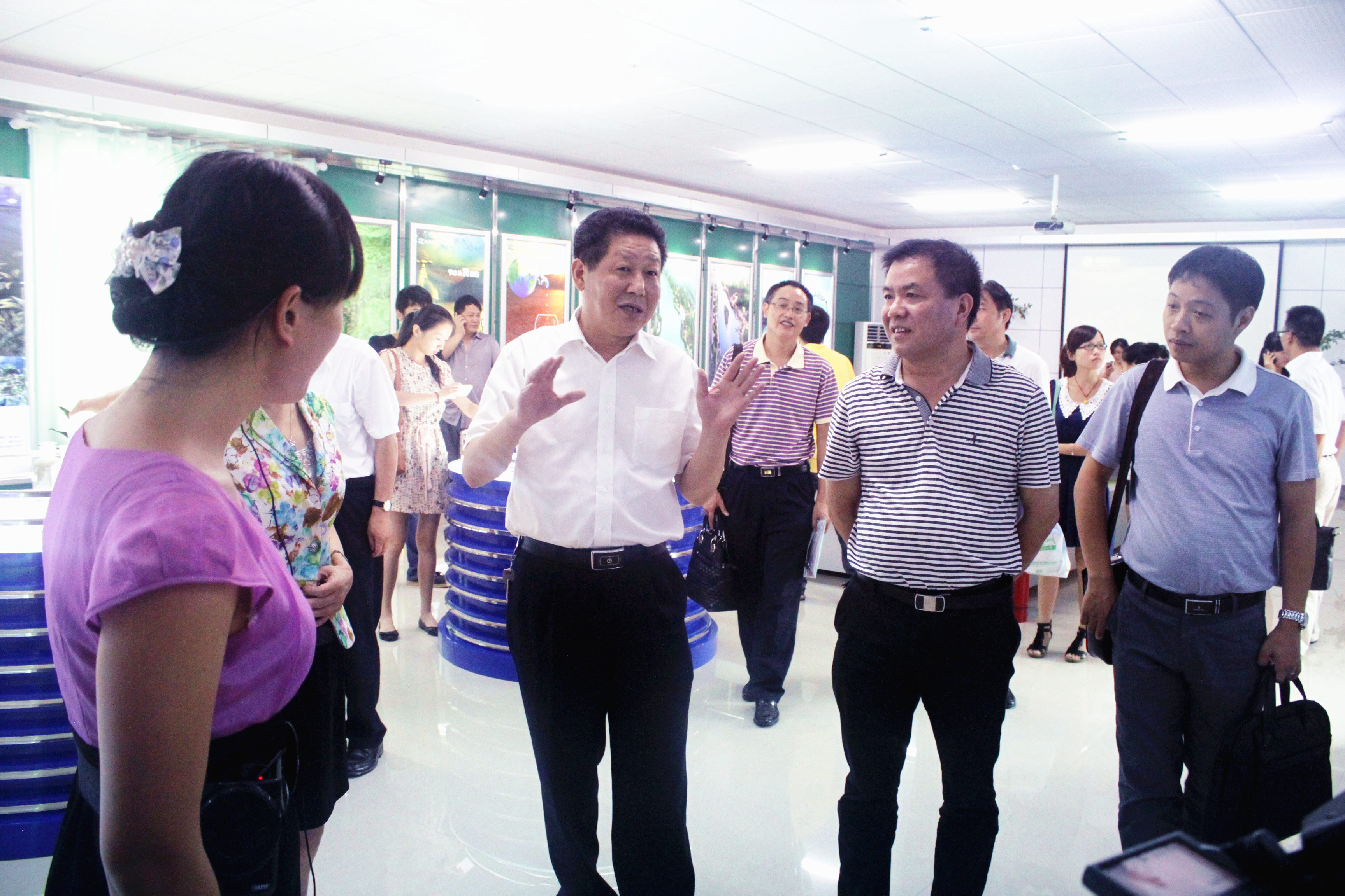 2012年8月，省委宣传部纪检组长肖君华在时任市委常委，宣传部部长钱德喜的带领下莅临星空官方版网站登录入口-星空(中国)视察.JPG
