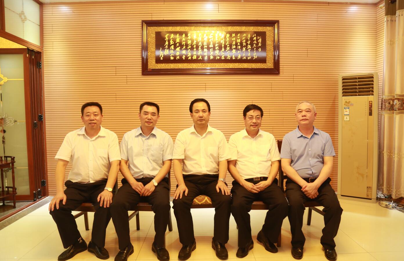 2016年9月，时任市委常务副市长杨亲鹏等领导莅临星空官方版网站登录入口-星空(中国)指导.JPG